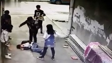 Bị đánh chết vì trêu nhầm bạn gái của đầu gấu trong trường