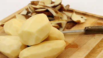 Mách bạn cách gọt vỏ khoai tây trong nháy mắt