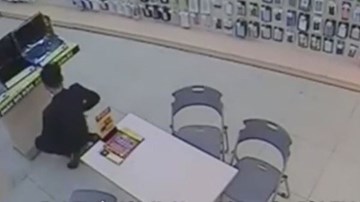 Thủ đoạn trộm laptop tinh vi của thanh niên mặc vest