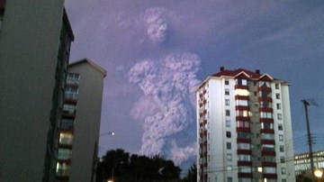 Kỳ lạ đám mây mang hình người khổng lồ xuất hiện trên nền trời Chile