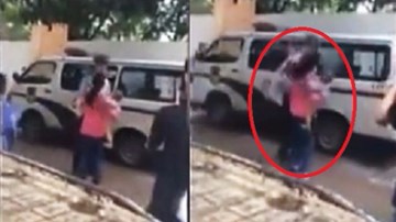 Mẹ một tay bế con, tay kia đánh nhau với cảnh sát