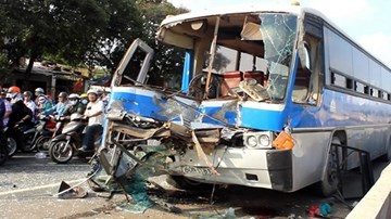 TP.HCM: 5 xe đâm liên hoàn, một xe khách nát đầu