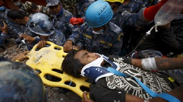 Cận cảnh giây phút giải cứu thiếu niên Nepal bị vùi 5 ngày dưới đống đổ nát