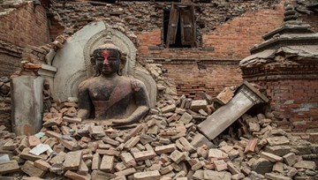 Khoảnh khắc ngôi đền cổ Bhaktapur bị động đất tàn phá