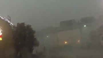 Tận mắt cảnh bão thổi bay đoàn tàu trên cầu