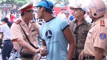 Bị bắt vì đánh nhau, đấm luôn cả công an