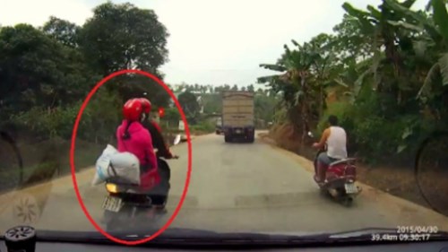 Vượt ẩu, đôi nam nữ thoát chết khó tin giữa 2 xe tải