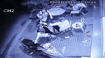 Quy Nhơn: Dã man cảnh hai thanh niên tạt axit vào một nạn nhân