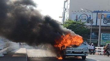 Tiền Giang: Xe 7 chỗ cháy rụi trên cầu Quay