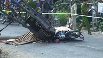 Cần cẩu đổ đè ba mẹ con chết thảm