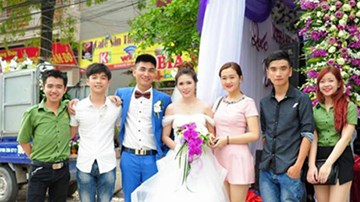 Chú rể vừa hát, vừa nắm tay cô dâu khiến FA ghen tị