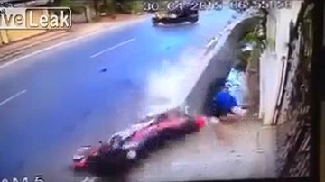 Xe lam quay đầu hất tung người đi xe máy xuống cống