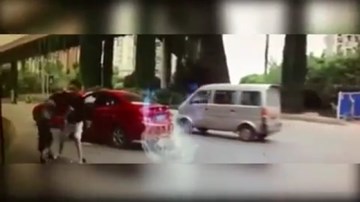 Người đàn ông đấm đá nữ tài xế túi bụi vì bị tạt đầu xe