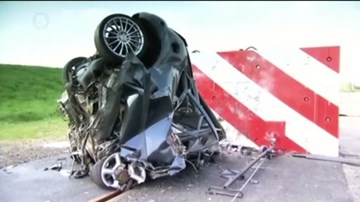 Xem cảnh quay chậm Ford Focus nát bét khi va chạm ở tốc độ 190km/h