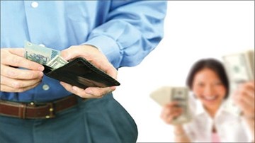 Những chiêu kiểm soát chồng của các bà vợ trẻ