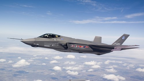 Nữ phi công Mỹ lái chiến đấu cơ tàng hình F-35