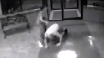 Lắm lời, cụ ông bị vợ tung 