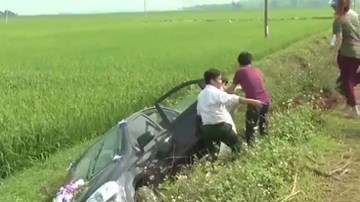 Xe hoa chở cô dâu chú rể lao xuống... ruộng vì mất lái