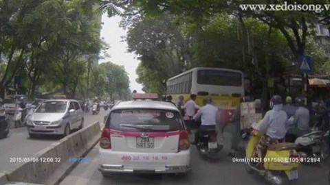 Tài xế taxi Hà Nội tốt bụng dừng xe dẫn cụ già qua đường