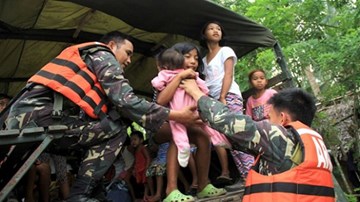 Philippines sơ tán hàng ngàn người dân do bão lớn