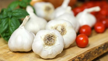 Bất ngờ với 5 cách bóc tỏi siêu nhanh
