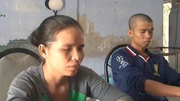 Mẹ rủ con trai, con gái đi móc túi du khách