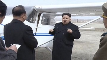 Lãnh đạo Kim Jong-un lái máy bay tự sản xuất trong nước