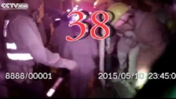 Trung Quốc: Ô tô 6 chỗ nhồi nhét 50 người