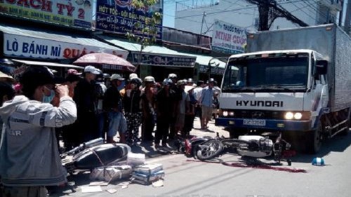 Cà Mau: Xe tải đâm liên hoàn 4 xe máy, 4 người thương vong