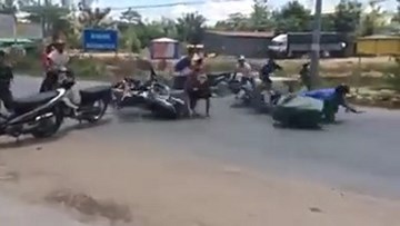 Cảnh sát dàn xe máy thành hàng rào bắt buôn lậu như phim hành động