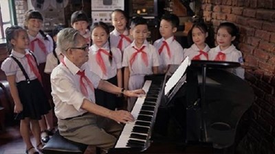 Hàng nghìn thiếu nhi và ca sĩ Việt hát mừng 125 năm ngày sinh nhật Bác