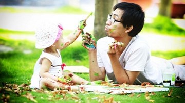 Ông bố trẻ đơn thân 2 năm trời xin sữa mẹ cho con