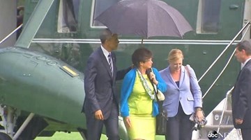 Hành động che mưa cho 2 nữ chính trị gia của tổng thống Mỹ gây sốt