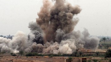 Mỹ không kích phá tan vị trí chiến đấu của IS