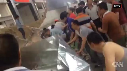 Trung Quốc: Tường dài 20m đổ sập, 9 người bị đè dưới gạch vụn