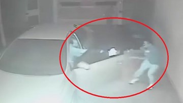 Chủ xe đấu súng kinh hoàng với cướp trong ga-ra