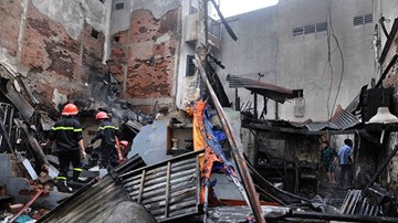 Cứu mẹ con sản phụ thoát khỏi vụ cháy thiêu rụi 3 căn nhà