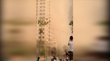 Lốc xoáy dữ dội xuất hiện bất thường tại Hà Nội