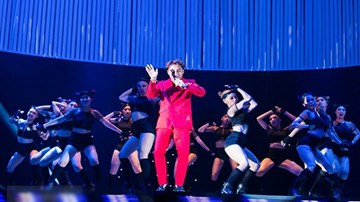 Sơn Tùng MTP để tóc bổ luống 