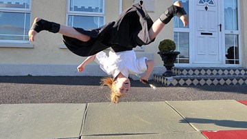 Cô bé karate 9 tuổi gây kinh ngạc tại Anh