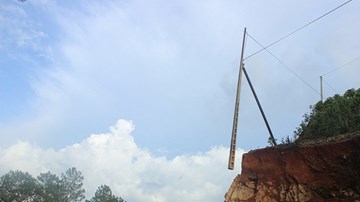 Hãi hùng cột điện treo lơ lửng, 