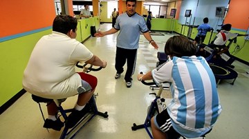 Peurto cân nhắc phạt tiền bố mẹ nếu để con béo phì