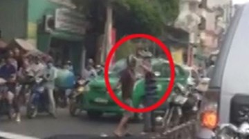 Va chạm giao thông, hai người đàn ông đánh nhau trước mặt công an