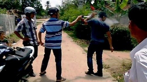 Trưởng công an xã xịt hơi cay tới tấp vào mặt nam thanh niên tại đám cưới
