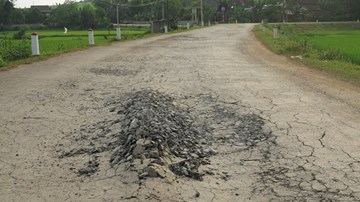 Nghệ An: Đường hàng chục tỷ chưa bàn giao đã nát như tương