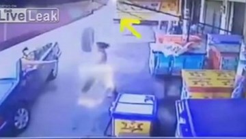 Lốp xe “từ trên trời rơi xuống” suýt gây tai nạn chết người