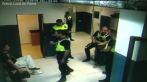 Cảnh sát tung cú đá 