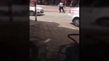 Tranh khách hai tài xế taxi dùng ống tuýp phang nhau như phim chưởng