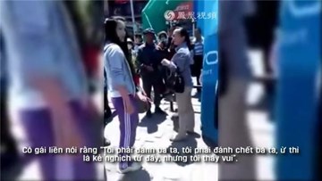 Dân mạng phẫn nộ cảnh con gái đánh chửi mẹ đẻ thậm tệ giữa đường
