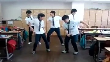 Nam sinh Hàn Quốc nhảy vũ đạo tặng sinh nhật cô giáo gây sốt